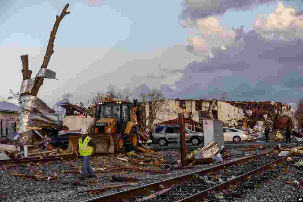 Trabajadores retiran los escombros de las vías del tren después de que un tornado pasara por el centro de Selma, Alabama.&nbsp;