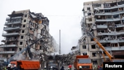 2023年1月15日，在烏克蘭第聶伯羅，俄羅斯襲擊烏克蘭期間，一座住宅樓被俄羅斯導彈襲擊嚴重損壞，應急人員正在現場工作。