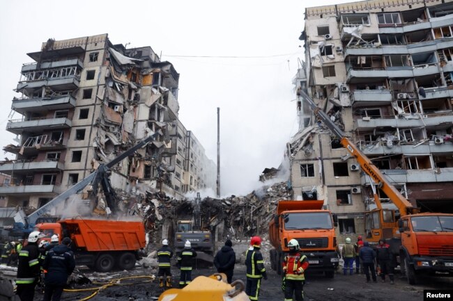 Apartemen rusak berat akibat serangan rudal Rusia di Dnipro, Ukraina, 15 Januari 2023. (Foto: Reuters)