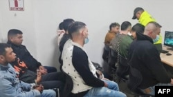Esta imagen distribuida por la Oficina de Prensa de la Fiscalía General de Colombia muestra a miembros de la banda criminal Tren de Aragua durante una audiencia judicial en Bogotá, el 13 de octubre de 2022.