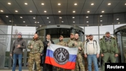 러시아 상트페테르부르그에 있는 바그너그룹을 방문한 사람들이 건물 입구에서 기념촬영을 하고 있다. (자료사진)