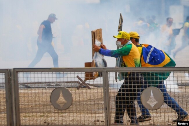 Supporters of Brazil's former President Jair Bolsonaro demonstrate against President Luiz Inacio Lula da Silva, outside Brazil’s National Congress in Brasilia, Brazil, January 8, 2023. (REUTERS/Adriano Machado)