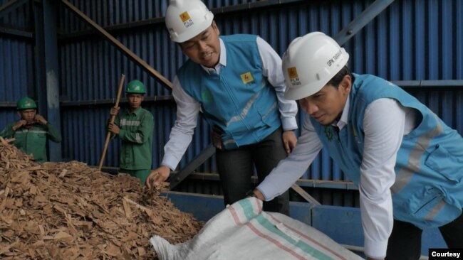 PLN memberdayakan UMKM di Sumatera Selatan untuk mengolah municipal solid waste (MSW) menjadi Bahan Bakar Jumputan Padat (BBJP) sebagai bahan co-firing di PLTU Tarahan. (Foto PLN)