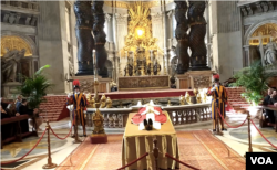 1月4日，本笃十六世遗体停放在圣彼得大教堂。(美国之音赵楠旭摄)