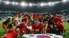 Los jugadores de Corea del Sur posan con su bandera, tras vencer a Portugal 2-1, y clasificarse a la siguiente etapa de la Copa Mundial.