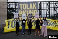 Masyarakat melakukan protes karena terkait pengesahan KUHP baru di luar Gedung DPR RI di Jakarta, 5 Desember 2022. (Foto: REUTERS/Willy Kurniawan)