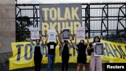 Aksi unjuk rasa menentang RKUHP di luar gedung DPR RI di Jakarta, 5 Desember 2022. (REUTERS/Willy Kurniawan)