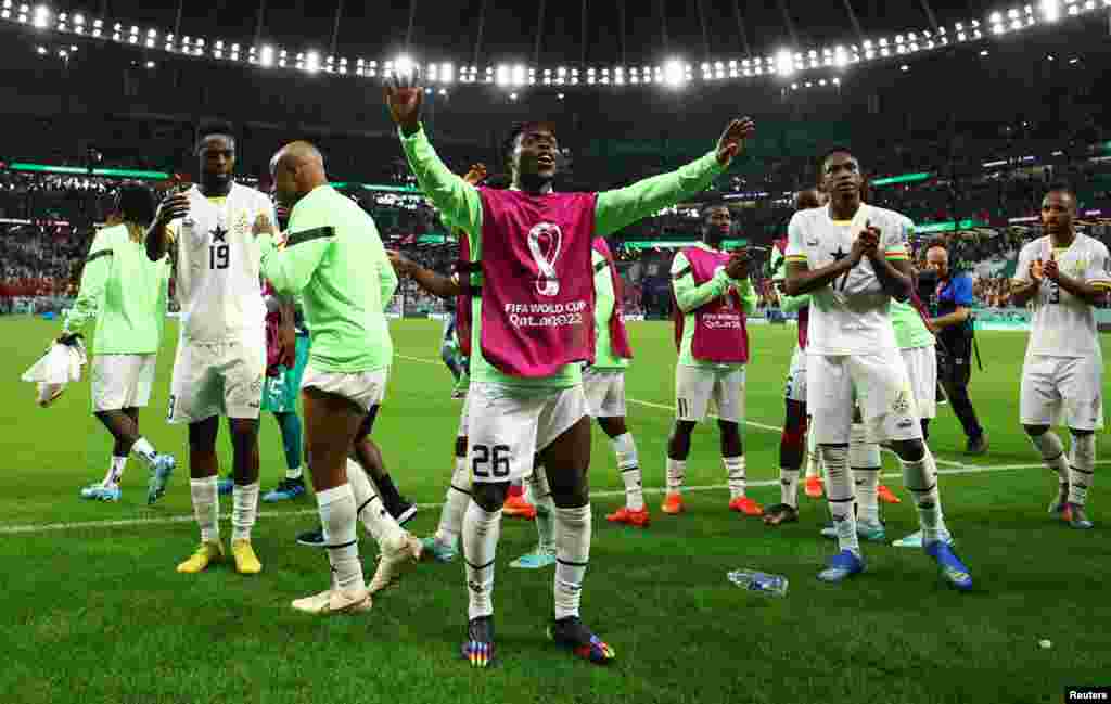 Jogadores da seleção do Gana celebram a vitória por 3-2 contra a Coreia do Sul.&nbsp; Education City Stadium, Al Rayyan, Qatar.&nbsp;28 Nov. 2022.