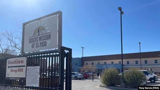El albergue Rescue Mission of El Paso, Texas, provee refugio y asistencia a migrantes en la ciudad fronteriza. La fachada de la sede fotografiada el 9 de enero de 2023