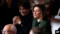 Zastupnica Nancy Pelosi sluša kako se glasa u dvorani Zastupničkog doma dok se Zastupnički dom sastaje drugi dan kako bi izabrao predsjedavajućeg i sazvao 118. Kongres u Washingtonu, 4. siječnja 2023.