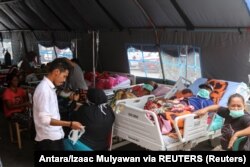 Warga mendapat perawatan di tempat penampungan sementara di luar RS Dr M Haulussy pascagempa Ambon, Maluku, 26 September 2019. (Foto: Antara/Izaac Mulyawan via REUTERS)