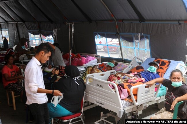 Warga mendapat perawatan di tempat penampungan sementara di luar RS Dr M Haulussy pascagempa Ambon, Maluku, 26 September 2019. (Foto: Antara/Izaac Mulyawan via REUTERS)