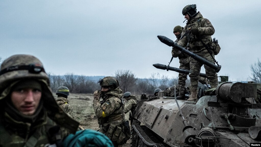乌克兰顿涅茨克州利曼附近前线的乌军“喀尔巴阡谢契营”的士兵。(2022年12月8日)(photo:VOA)