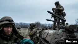 乌克兰顿涅茨克州利曼附近前线的乌军“喀尔巴阡谢契营”的士兵。(2022年12月8日)