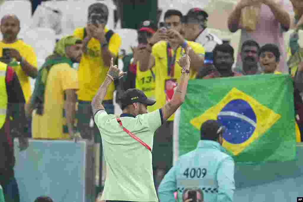 Neymar aplaude a los aficionados, al final del partido de fútbol del grupo G de la Copa Mundial entre Camerún y Brasil, en el Estadio Lusail en Lusail, Qatar. La selección brasileña, clasificada como primera en el grupo, cayó 1-0 ante la selección africana.