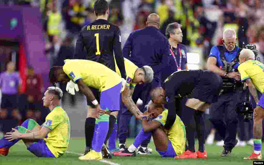 Jugadores del equipo de Brasil son consolados por sus compañeros poco después de caer ante Croacia en la clasificación a semifinales en la Copa del Mundo, en Qatar, el 9 de diciembre de 2022.