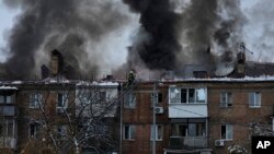 ARHIVA - Ukrajinski vatrogasci pokušavaju da ugase požar posle ruskog napada na Višgorod, predgrađe Kijeva, 23. novembar 2022.