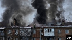 Petugas pemadam kebakaran Layanan Darurat Negara Ukraina berupaya memadamkan api di lokasi penembakan Rusia di kota Vyshgorod di luar ibu kota Kyiv, Ukraina, 23 November 2022.