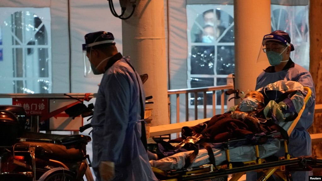 上海医护人员在运送一名病人进入医院的发热门诊。（2022年12月19日）(photo:VOA)