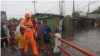 Gubernur Jawa Tengah meninjau banjir di Semarang, Sabtu (31/12). BMKG mengingatkan cuaca buruk berpotensi berlangsung hingga 3 Januari 2022. (Foto: Courtesy/Humas Jateng)