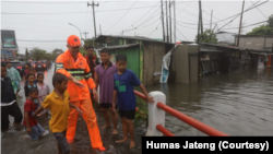 Gubernur Jawa Tengah meninjau banjir di Semarang, Sabtu (31/12). BMKG mengingatkan cuaca buruk berpotensi berlangsung hingga 3 Januari 2022. (Foto: Courtesy/Humas Jateng)