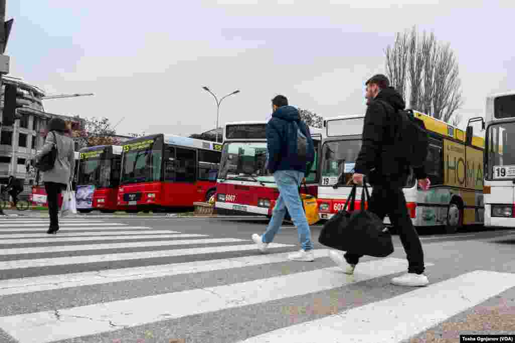 Скопје под блокада - протест на приватните автобуски превозници. Голем број граѓани тргнаа пеш поради енормниот застој на сообраќајот