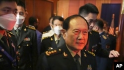 Menteri Pertahanan China Jenderal Wei Fenghe (depan), berjalan keluar setelah pertemuan dengan Menteri Pertahanan AS Lloyd J. Austin di tempat Pertemuan Menteri Pertahanan (ADMM) ASEAN di Siem Reap, Kamboja , Selasa, 22 November 2022. (AP Photo/Heng Sinith)