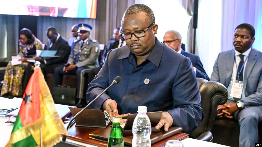 Le président de la Guinée-Bissau Umaro Sissoco Embalo lors du sommet de l'Union économique et monétaire ouest-africaine (UEMOA) à l'hôtel Sofitel Ivoire à Abidjan le 05 décembre 2022.