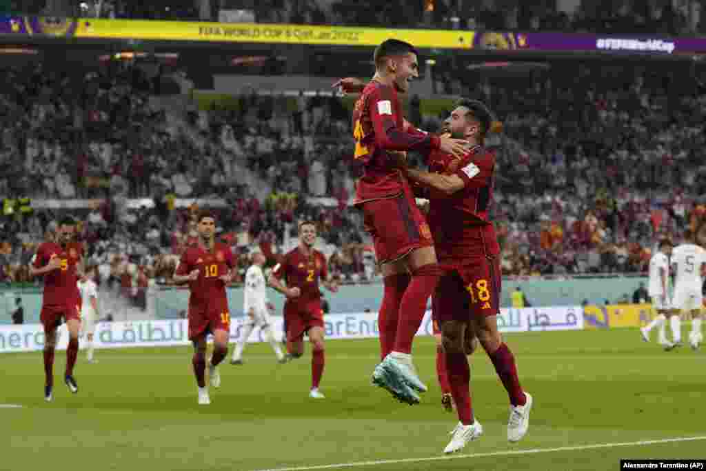 Ferran Torres e Jordi Alba celebram golo da Espanha frente à Costa Rica. A Espanha bateu a Costa Rica 7-0