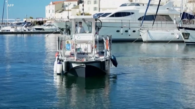 En mer Méditerranée, un bateau-poubelle mène la guerre contre le plastique