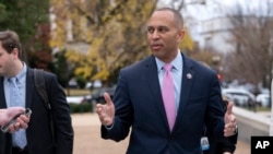 El presidente del Caucus Demócrata de la Cámara, Hakeem Jeffries, camina hacia el Capitolio en Washington, el 30 de noviembre de 2022, tras ser elegido líder demócrata de la Cámara de Representantes en el Congreso de Estados Unidos. 