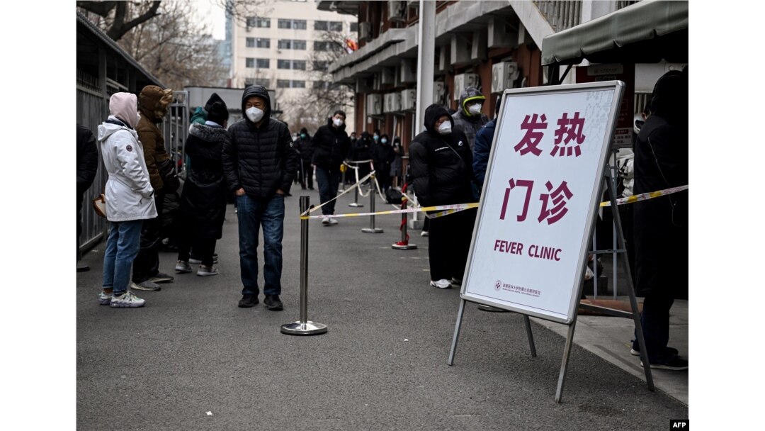 北京一家医院的发热门诊前市民在排队等候。(2022年12月9日)