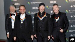 Los homenajeados del Kennedy Center 2022, de izquierda a derecha, Adam Clayton, Bono, The Edge y Larry Mullen Jr. de U2 llegan a los Kennedy Center Honors el domingo 4 de diciembre de 2022 en el Kennedy Center en Washington. (Foto de Greg Allen/Invision/AP)