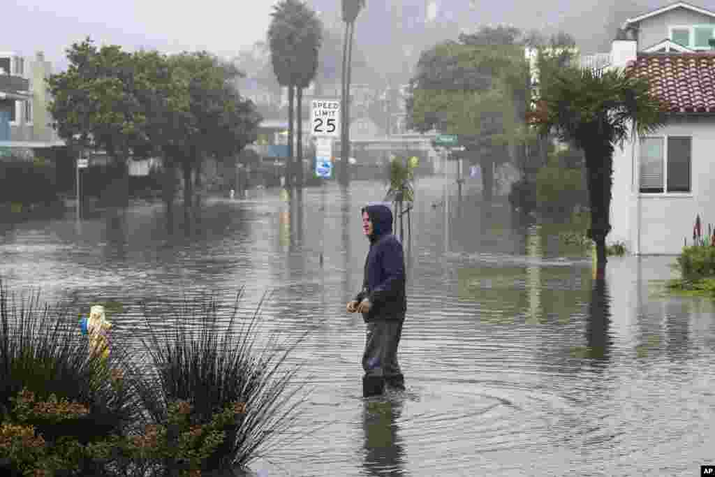 Tormentas en California dejan a decenas de miles de personas sin electricidad.