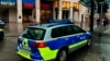 Vehículos policiales estacionados alrededor de un área acordonada en Altmarkt Galerie durante una toma de rehenes en Dresde, Alemania, el sábado 10 de diciembre de 2022. (Jorg Schurig/spa vía AP)
