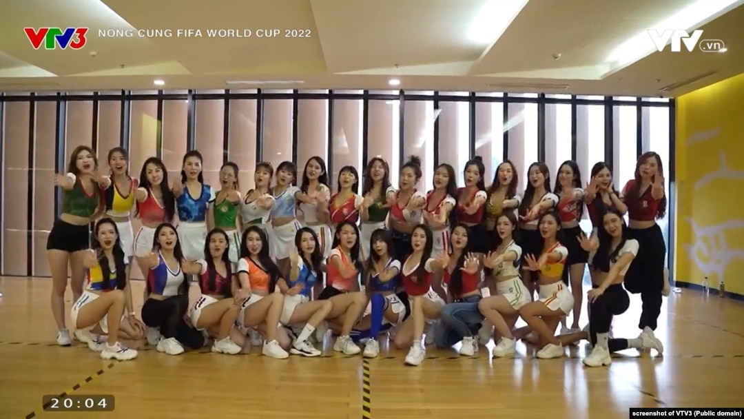 Nóng cùng World Cup 2022 của VTV sử dụng 32 cô gái trẻ đẹp.