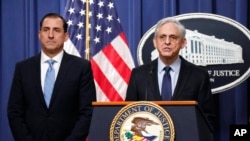 메릭 갈랜드 미국 법무장관(오른쪽)이 12일 존 라우시 시카고 연방 검사(왼쪽)가 지켜보는 가운데 조 바이든 대통령의 기밀문서 유출 의혹을 조사할 특별검사 임명 기자회견을 하고 있다.