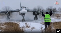 Dalam gambar yang diambil dari video yang dirilis oleh layanan pers Kementerian Pertahanan Rusia pada Rabu, 30 November 2022, sebuah pembom strategis Tu-95 Angkatan Udara Rusia mengelilingi landasan pacu sebelum lepas landas untuk patroli udara bersama dengan pembom China, di lokasi yang dirahasiakan di Rusia. (Layanan pers Kementerian Pertahanan Rusia via AP)