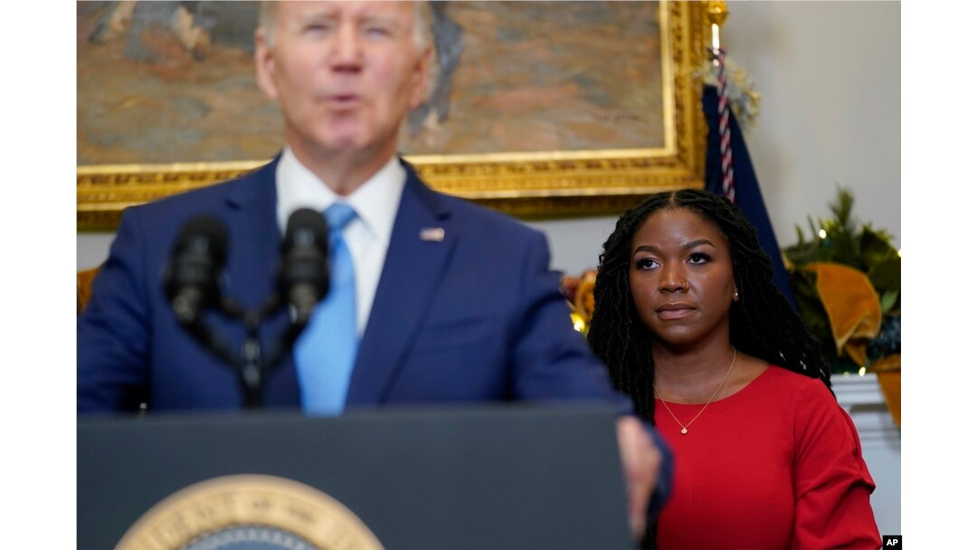 Cherelle Griner, istri bintang WNBA Brittney Griner, mendengarkan Presiden Joe Biden saat mengumumkan pembebasan Brittney Griner dalam pertukaran tahanan dengan Rusia, Kamis, 8 Desember 2022, di Ruang Roosevelt Gedung Putih di Washington. (AP/Patrick Semansky)