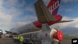 En esta fotografía sin fecha proporcionada por Virgin Orbit el lunes 9 de enero de 2023, Virgin Atlantic Cosmic Girl, un avión Boeing 747 de Virgin Atlantic reacondicionado que transportará un cohete en Spaceport Cornwall, en el aeropuerto de Cornwall en Newquay, Inglaterra.