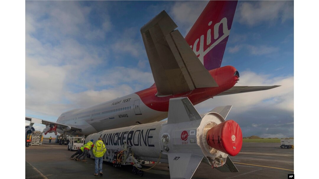Dalam foto tak bertanggal yang disediakan oleh Virgin Orbit, Senin, 9 Januari 2023, Virgin Atlantic Cosmic Girl, pesawat Boeing 747 Virgin Atlantic yang akan membawa roket, diparkir di Spaceport Cornwall, di Bandara Cornwall di Newquay, Inggris. (Vitgin Orbit via AP)