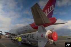 Dalam foto tak bertanggal yang disediakan oleh Virgin Orbit, Senin, 9 Januari 2023, Virgin Atlantic Cosmic Girl, pesawat Boeing 747 Virgin Atlantic yang akan membawa roket, diparkir di Spaceport Cornwall, di Bandara Cornwall di Newquay, Inggris. (Vitgin Orbit via AP)