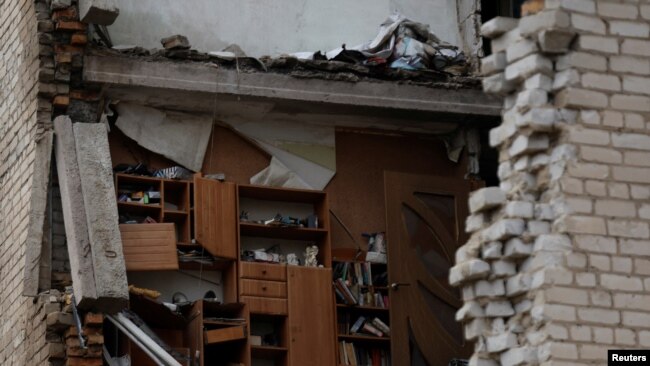 Një apartament i dëmtuar nga sulmet në Bakhmut në ditën e Krishtlindjes (25 dhjetor 2022)