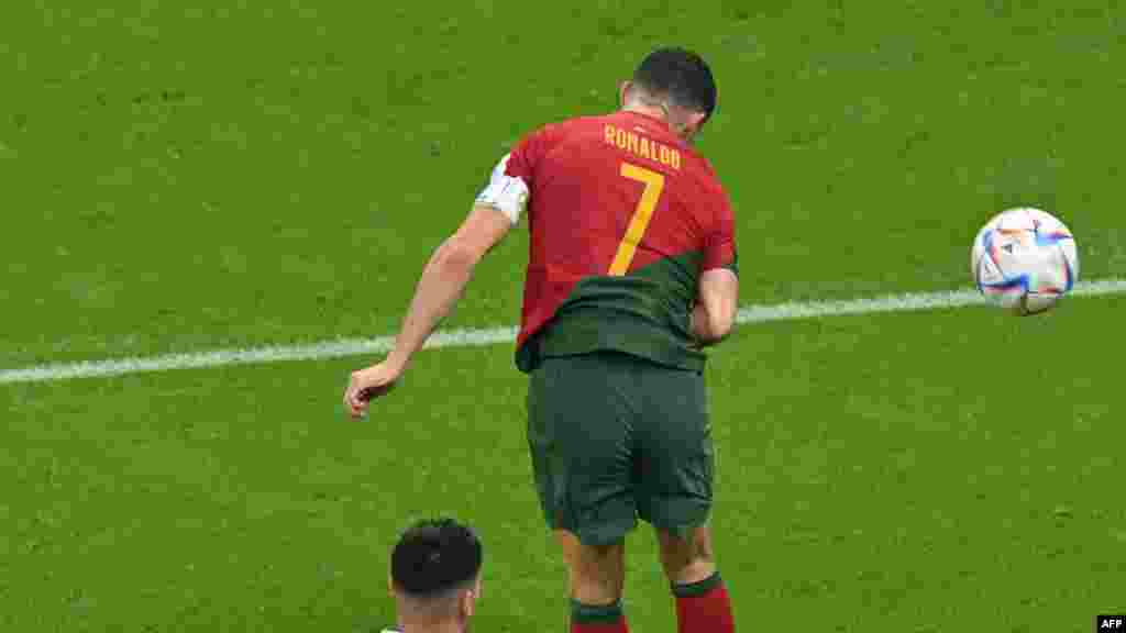 Attaquant #07 Cristiano Ronaldo ya Portugal atie mongete na motu na Uruguay na match ya groupe H ya Mondial Qatar 2022 na stade Lusail, Doha, 28 novembre 2022,. (Photo Glyn KIRK / AFP)