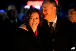 Wakil Presiden Kamala Harris dan second gentleman Doug Emhoff menghadiri upacara penyalaan Pohon Natal Nasional di Ellipse Gedung Putih di Washington, 30 November 2022. (Foto: AP)