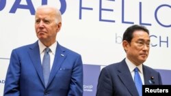 জাপানের রাজধানী টোকিও-তে জাপান-যুক্তরাষ্ট্র-অস্ট্রেলিয়া-ভারত ফেলোশিপ ফাউন্ডিং সেলিব্রেশন অনুষ্ঠানে যুক্তরাষ্ট্রের প্রেসিডেন্ট জো বাইডেন ও জাপানের প্রধানমন্ত্রী ফুমিও কিশিদা, ২৪ মে ২০২২। (ফাইল ফটো)