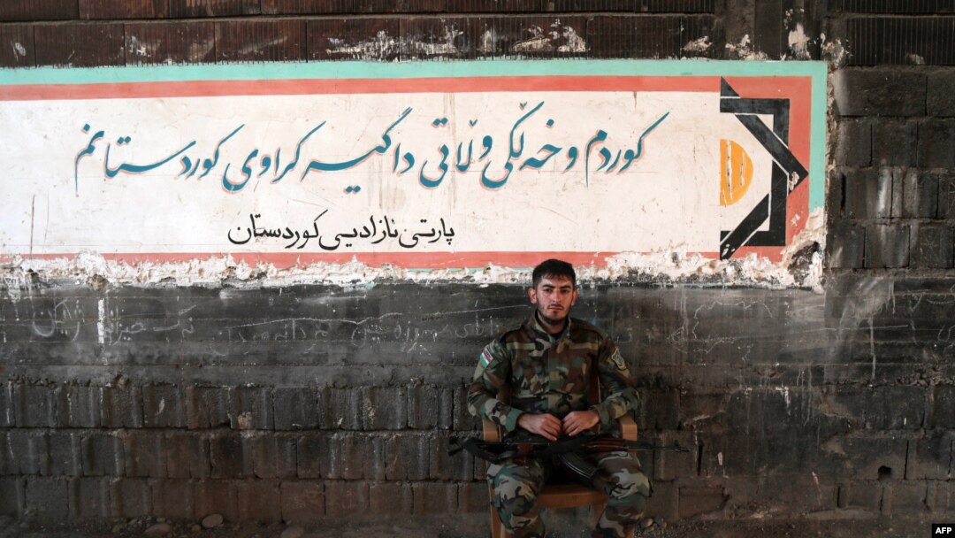 Seorang pejuang Peshmerga Kurdi yang berafiliasi dengan Partai Kebebasan Kurdistan (PAK) separatis Iran, menempati posisi dekat kota Altun Kupri (Perdi), utara Kirkuk, di wilayah otonomi Kurdistan Irak, 23 November 2022.(SAFIN HAMED/AFP)
