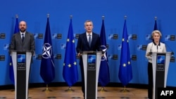 Generalni sekretar NATO Jens Stoltenberg, u centru, predsednik Evrpskog saveta Šarl Mišel, levo, i predsednica Evropske komisije Ursula fon der Lajen tokom konferencije a štampu u Briselu, 10. januara 2023.