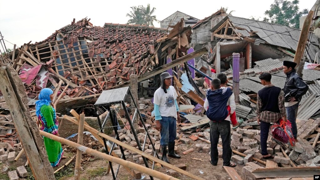 Động đất ở Indonesia giết chết ít nhất 268 người, gồm nhiều trẻ em đang ở trường (VOA Tiếng Việt)