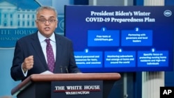 白宫新冠病毒应对协调员阿希什·杰哈(Ashish Jha)2022年12月15日在白宫新闻简报会上讲话。